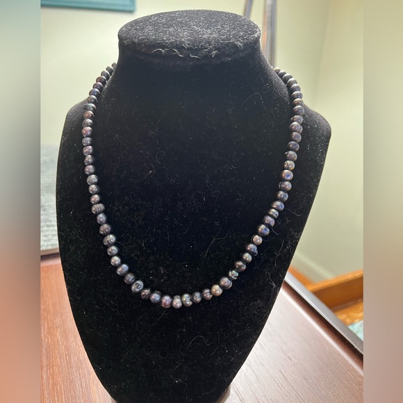 Teng Yua freshwater authentic iridescent black pearl necklace. - Picture 8 of 9